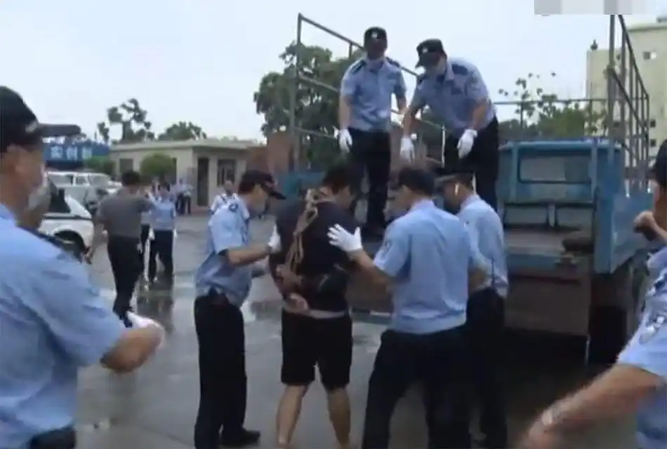 死刑犯被押赴刑场画面曝光 家属追着车飙泪(组图)