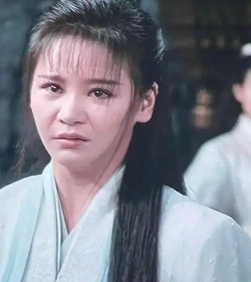 但是比张敏回眸更加尴尬的却是周芷若的扮演者邱意浓——多年前,张敏