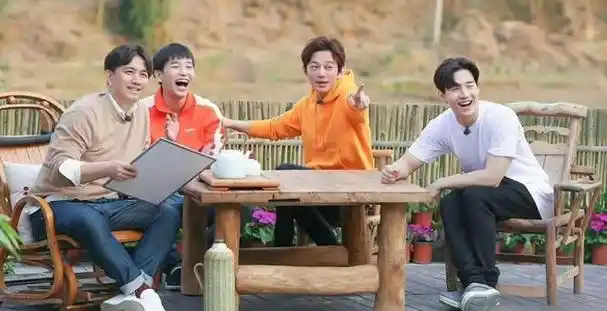 《向往7》海报曝光,2人2狗显落寞,张艺兴彭昱畅私下聚餐感情好_生活