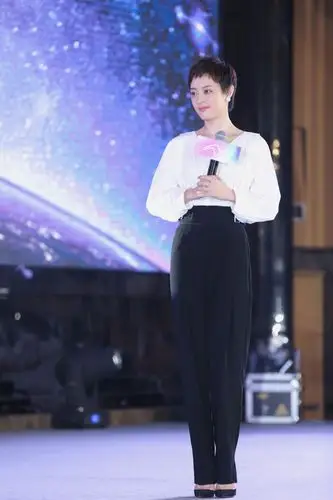 除了拥有精湛演技之外,孙俪还有着很不错的衣品,身高165cm的她并不算