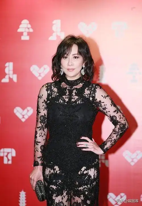 58岁刘嘉玲穿蓝色礼服裙开叉到大腿太耀眼窈窕身材依旧靓美