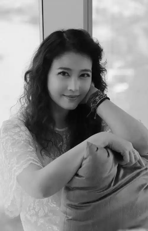 香港演艺圈的一代女神周海媚永远离世.