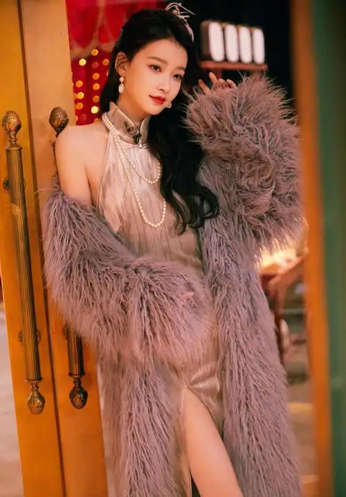 孙怡穿高开叉紫色旗袍秀长腿,香肩半露,楚楚动人!