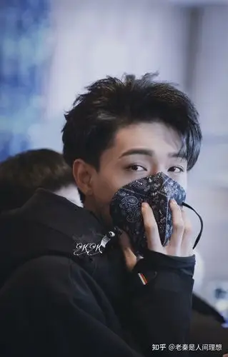 他有纹身但是从来不会在照片里出现  他抽烟  他看到小孩子过来会把烟