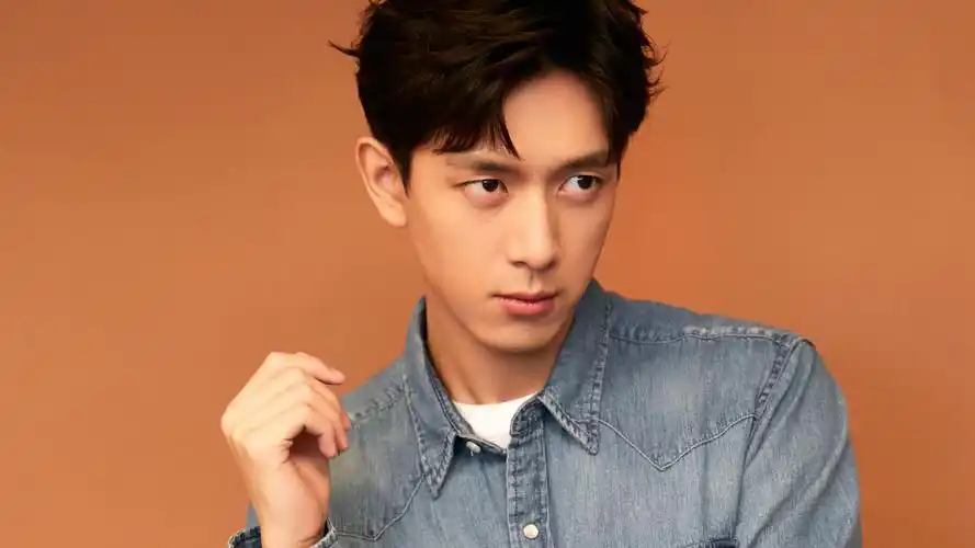 李现牛仔衬衫个性帅酷写真