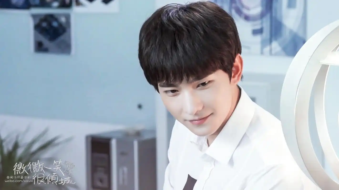 杨洋《微微一笑很倾城》喝水剧照图片桌面壁纸