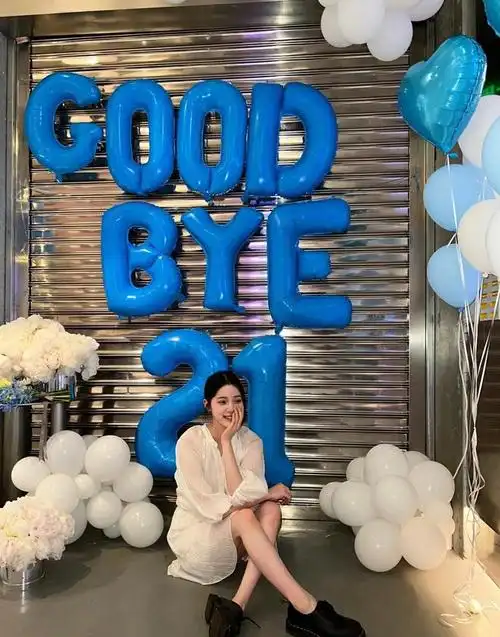 欧阳娜娜生日宴穿白裙子有点显胖造型随性慵懒没有公主范