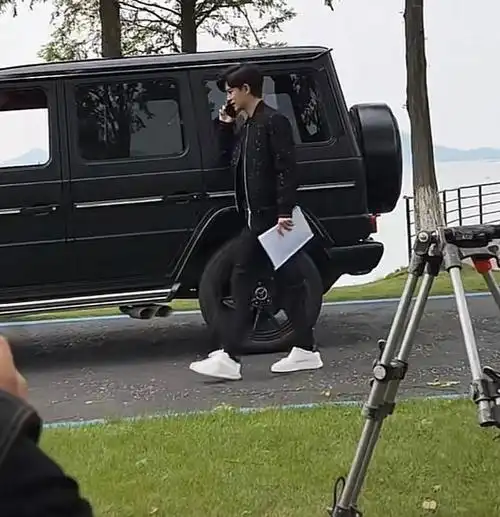 宁波任嘉伦风景区拍戏身材瘦弱不像33岁女粉丝站成一排拍摄