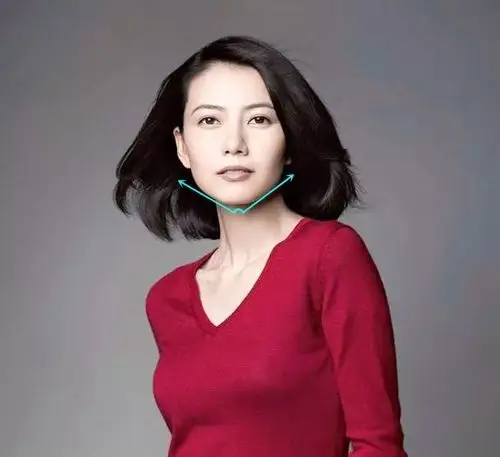 高圆圆的脸是有棱角的,但下颌角度比较大是钝角,所以棱角并不分明