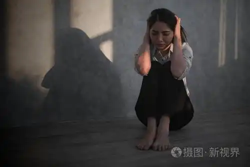 年轻的亚洲女商人感到压力/担心/头疼/悲伤/哭失望在家中照片-正版