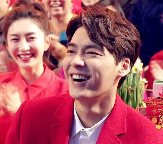 李易峰春晚表现再圈粉去年春晚的一个微笑就够让人心动