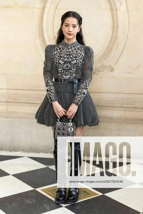 金智秀巴黎大秀造型