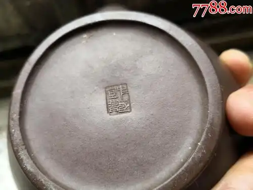 紫砂茶壶(钥匙底款中国宜兴)线条流畅:完整无磕碰穿线