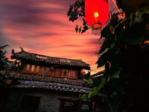 黄昏是从夕阳落下去的那一刻开始的.立于束河古镇小巷中