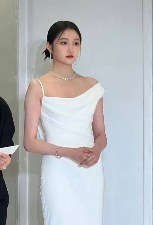 关晓彤脖子上戴着银色的项链,还特意把头发挽了起来,同时还染着红色的