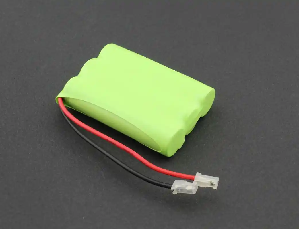 2032年电池技术取得突破,新型电池采用纳米技术和无线充电技术,更高效