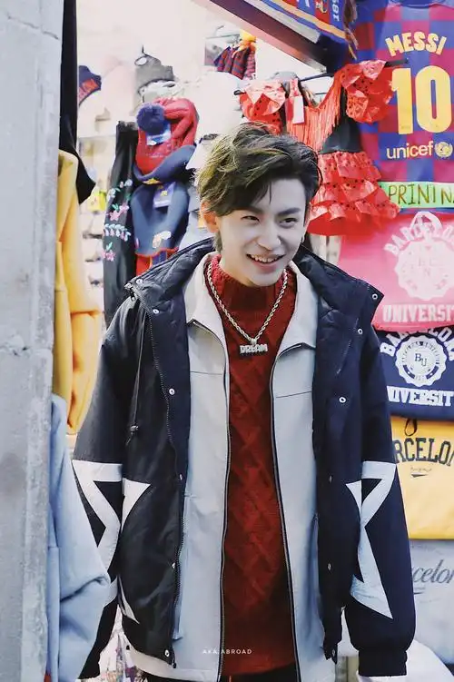 又解锁一条小鬼巴塞罗那vlog片段 来看看精心挑选礼物的小甜豆