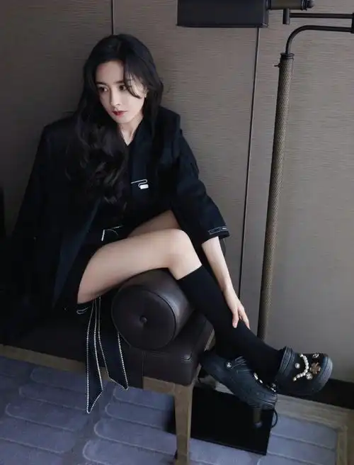 杨幂今日份look送达黑色露肩上衣