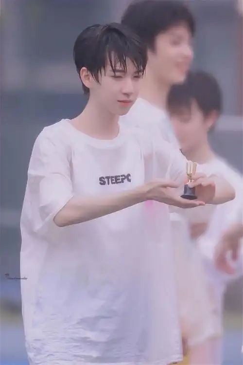 或许今年还能看到湿发少年的运动会吗|贺峻霖|运动会|少年_新浪新闻