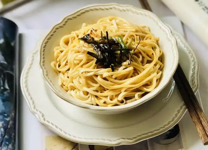 葱油拌面这么做,酱香浓郁,爽滑筋道,做法还很简单,好吃到舔盘