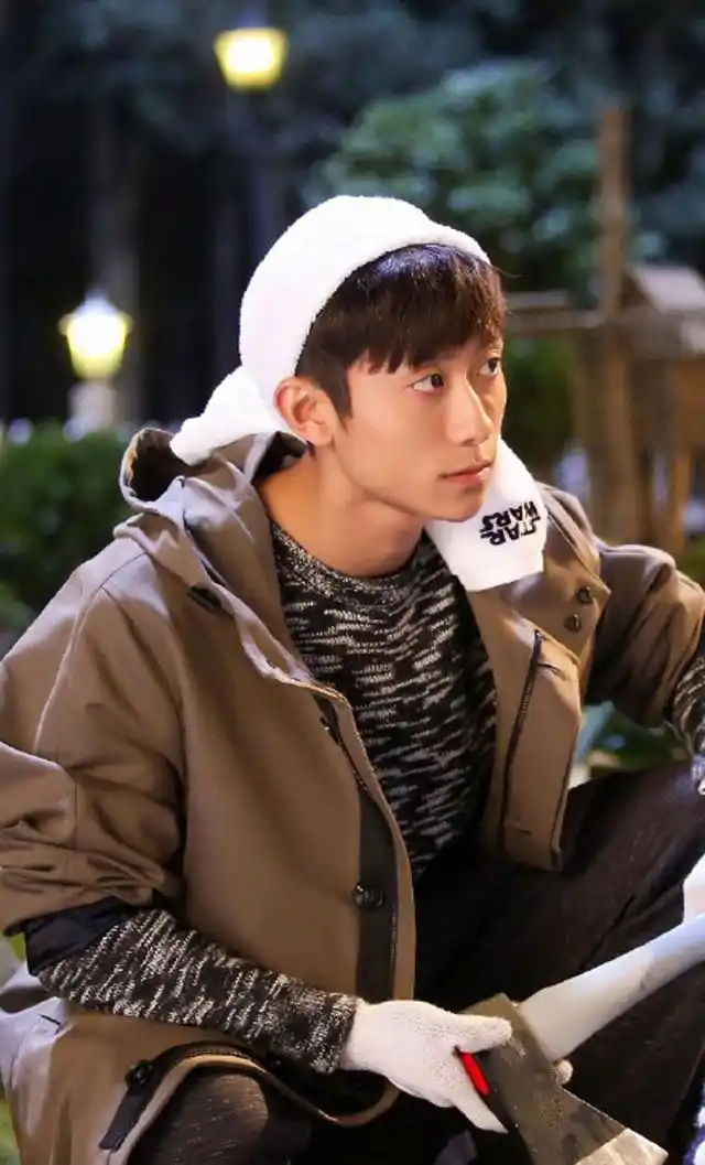 「锁屏壁纸」痞帅张一山无水印手机壁纸 有人表白吗