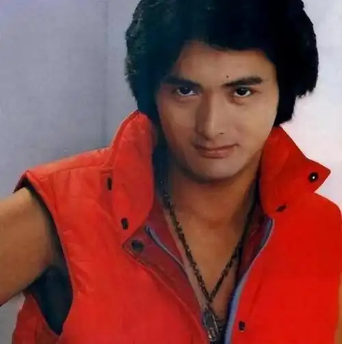 周润发小时候,父亲沾染上赌博的恶习输光月薪,家里揭不开锅了,母亲便