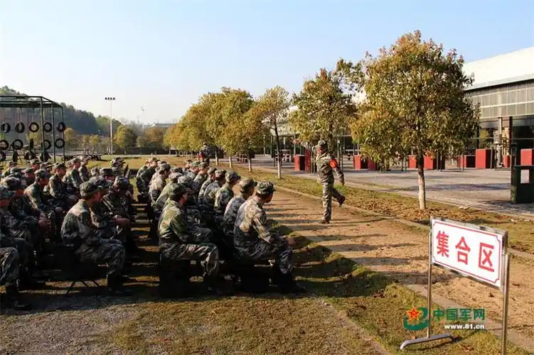 解放军军校生练手雷实弹投掷 充满硝烟味