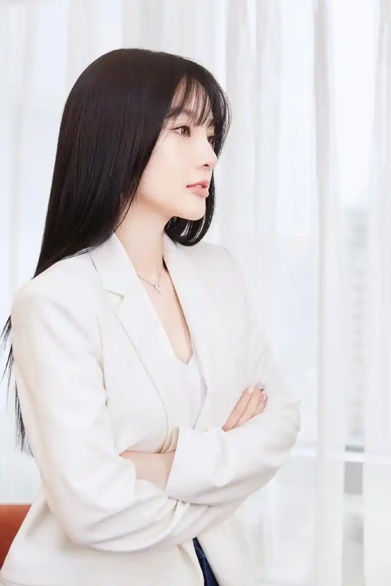 李小璐浅笑出镜造型干练