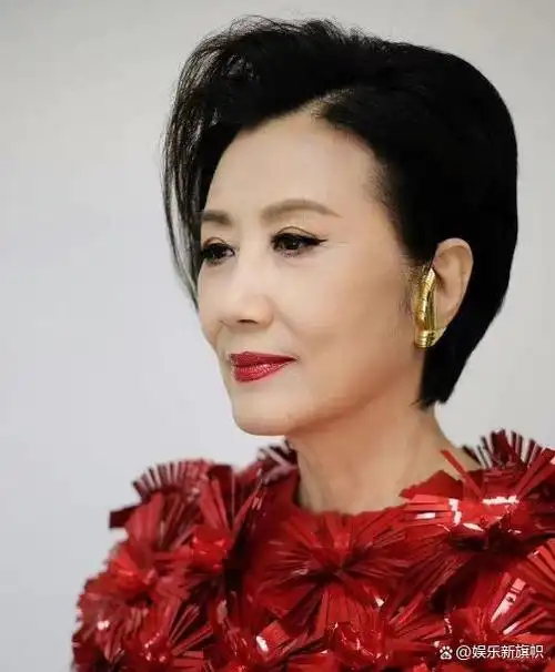 汪明荃近照引争议!头发黑亮茂密,手指如剥葱,完全不像76岁的人