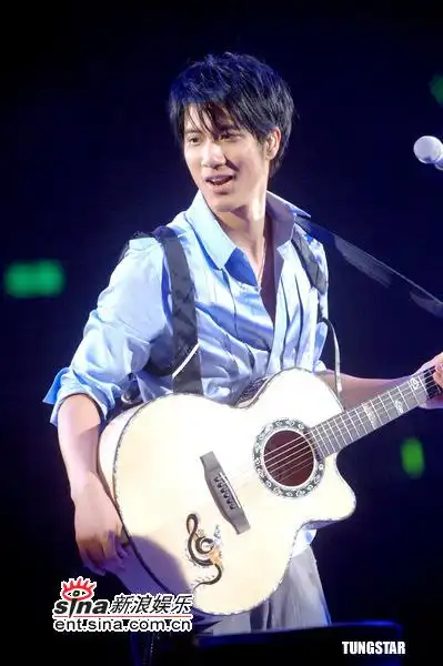 图文:王力宏红馆热力个唱--手执吉他