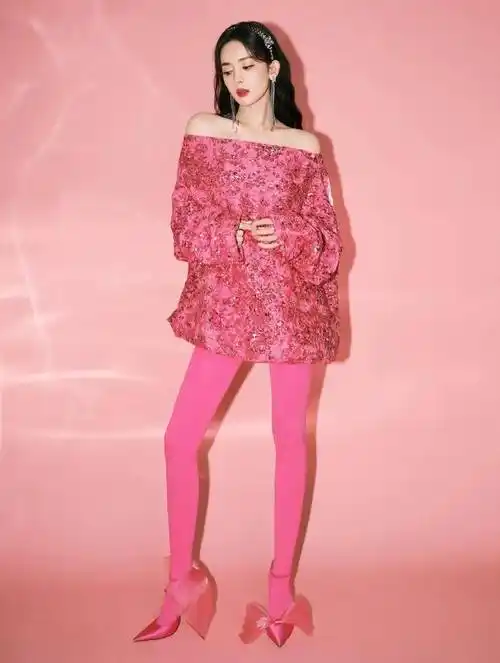 娜扎穿粉色抹胸上衣露香肩!又纯又欲美得让人窒息_秀发_样子_红唇