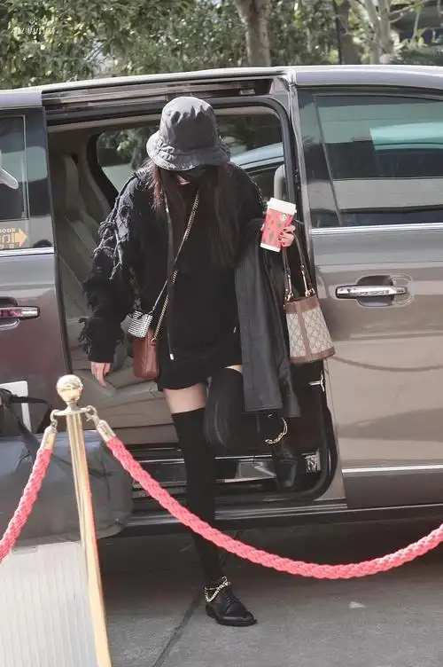 杨幂一口气背了三个包啊,关键是还都挺好看的