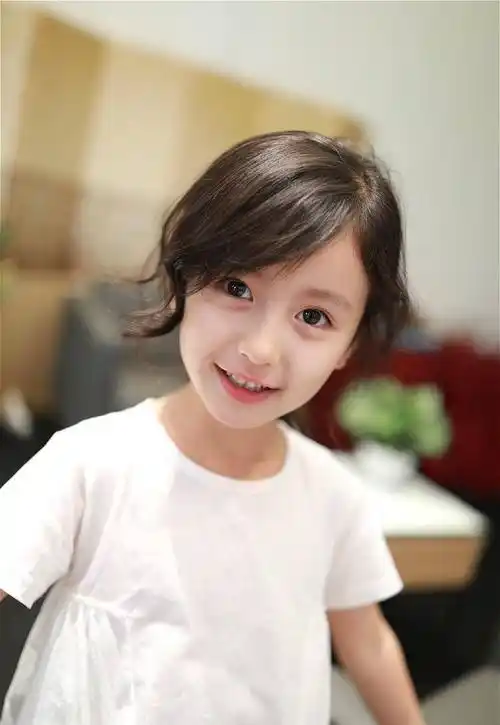 甚至连童星都在经营演艺圈维持热度,比如裴佳欣.