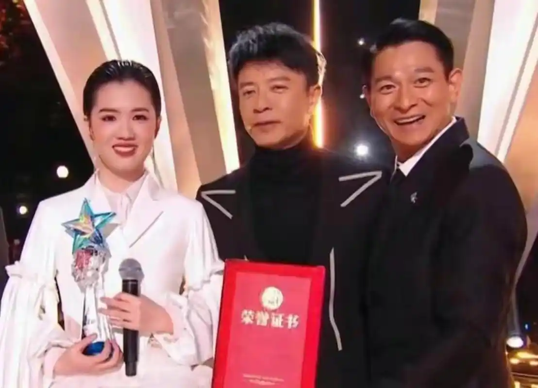 作为《中国好声音》的总冠军,梁玉莹人美歌甜,本以为她的前途应该是