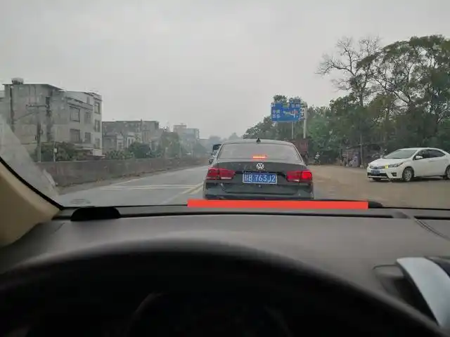 平时在上下班过程中我需要每天开车70公里左右,一路上跟着老司机的