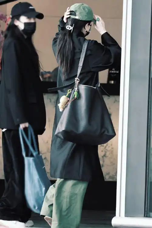 杨幂叠穿新中式#杨幂新的街拍,新中式叠穿亮相,层次分明,彰显出瞪奢