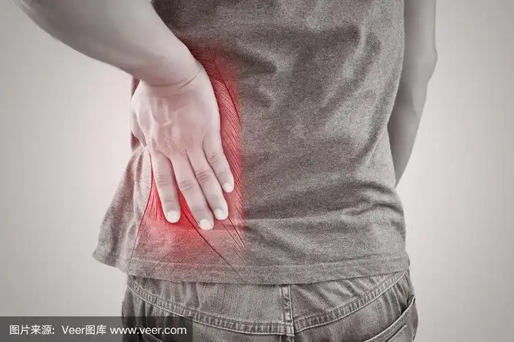 亚洲男子肌肉腰痛受伤,人们背部疼痛症状与灰色背景