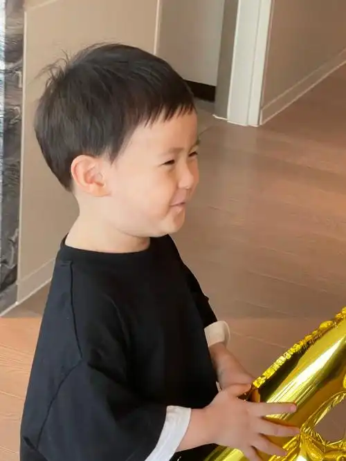 原创沈腾3岁儿子近照,穿180鞋豪宅内开超跑,五官扁平颜值被妈妈拉跨