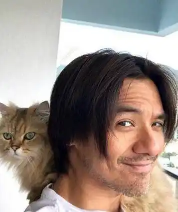 冯德伦47岁尽显老态,状态不如舒淇,同龄人吴彦祖似鲜肉_照片_穿着