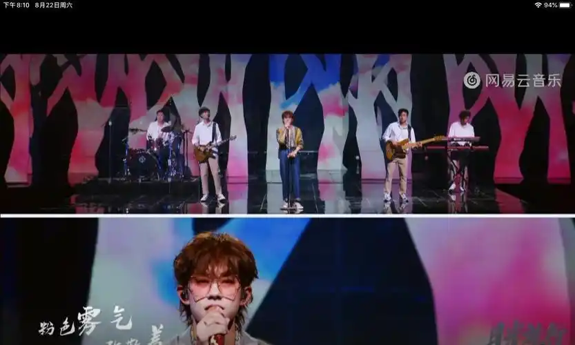 原创易烊千玺立麦的姿势太帅气了粉框眼镜搭配手部花环营造唯美画面