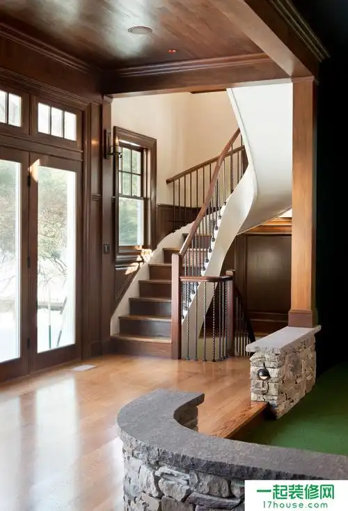 深褐色木质复古楼梯装修效果图