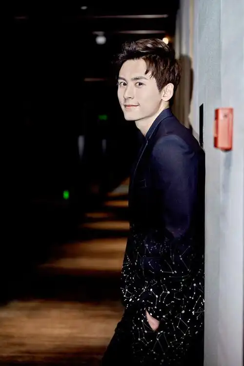 张哲瀚开直播给粉丝唱歌直播的产品提前做好了功课很敬业