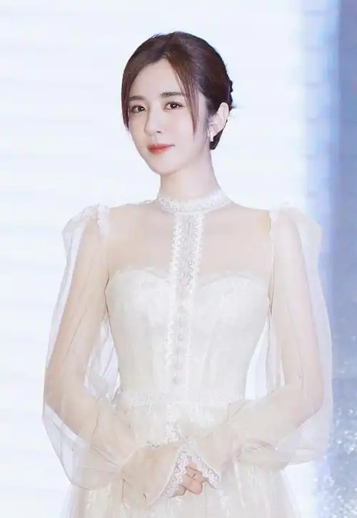 王晓晨的饱满身材真馋人穿粉色斜肩裙和老外同框美得惊艳