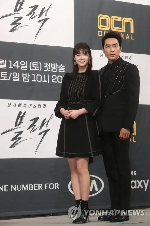 高雅拉和宋承宪黑装亮相