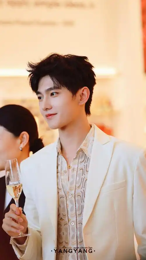 杨洋#小时候出道前童年照早期 美图头像杂志代言图片开屏视频 手机