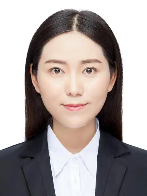 第一次穿西服拍证件照,很正式,拍照都不能露齿笑.