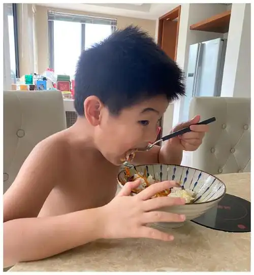 沙溢儿子太豪放?胡可晒小鱼儿光膀子吃饭照,网友:都被热瘦了
