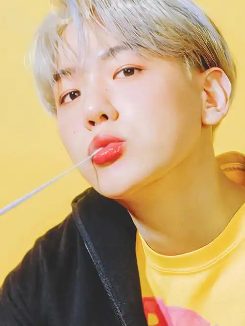 边伯贤壁纸(三)今天才看到你寸头的照片,真的是青涩男高中生的模样#边