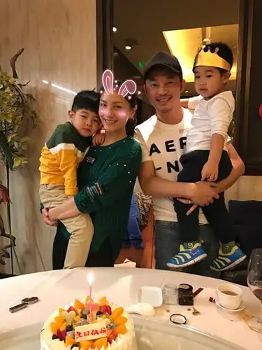 在丈夫沙溢以及儿子安吉,小鱼儿的贴心陪同下,一家四口相聚一堂,共同