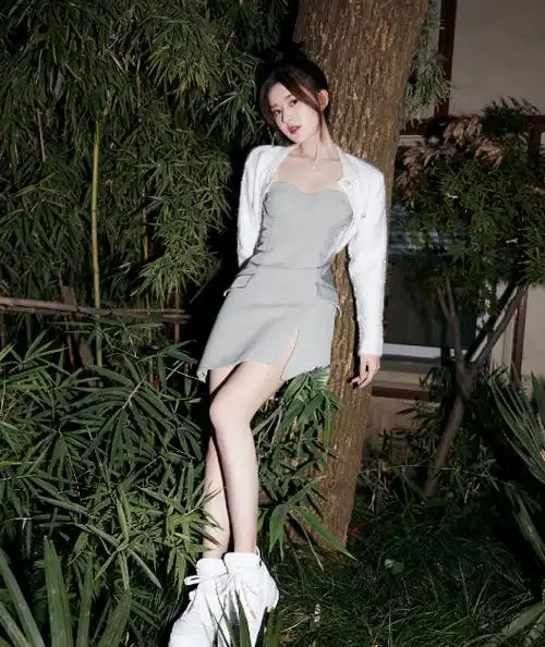 赵露思体重反弹?红毯穿白裙像"肠粉",难道又变回120斤_腾讯新闻